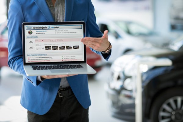 Трябва да сте наясно откъде идва той, колко собственика е сменил, какъв е пробегът му, участвал ли е в пътно-транспортни произшествия. Отговорите на тези въпроси могат да бъдат научени и след проверка в базата данни на производителя (много фирми предлагат подобни услуги). Така ще разберете и дали продавачът не укрива някаква информация за автомобила. Не забравяйте, че по-голяма част от продаваните на старо автомобили са с превъртян километраж и една проверка ще ви даде по-точна информация за пробега.

От проучването на историята можете да разберете и дали автомобилът е участвал в сервизни акции на производителя, които са често явление през последните години. Продавачът не е длъжен да уведомява купувача за евентуално участие на автомобила в такава акция. Това се отнася дори за официални дилъри, които вероятно са наясно с това нещо. Затова, ако колата се купува от такъв търговец, не е зле да бъде попитан. Това също може да бъде проверено с въвеждането на VIN-номера.