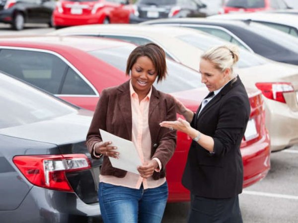 Документите трябва да покажат, че продавачът на колата е нейният реален собственик. Така ще се уверите, че тя не е крадена и съответно няма опасност след няколко дни да се появи нейният истински собственик, който ще си я вземе обратно. Освен това, в документа са вписани както регистрационния номер, така и номерата на рамата и на двигателя, които също трябва да бъдат проверени, за да се убедите, че те отговарят на записаните в документите.

Никога не се съгласявайте на покупка на автомобил, чийто продавач не разполага с оригиналния талон, колкото и той да се опитва да ви убеди, че ще ви го даде след няколко дни.