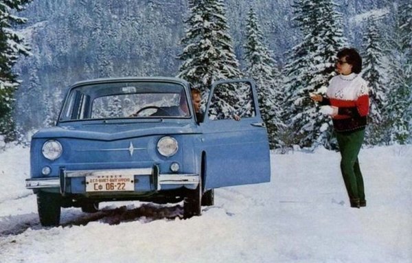 Въпросът в заглавието не е съвсем коректен: всъщност не става дума защо Dacia не се прави в България, а по-скоро защо бюджетният проект на французите не се нарича днес Bulgarrenault. В крайна сметка френският гигант първо бе установил отношения с българския промишлен комплекс при Живков, и чак после - с Чаушеску в Румъния. Нека си припомним паралелната история на Dacia и Bulgarrenault, и да видим защо едното източно начинание на французите се превърна в машина за пари и маркетингов феномен, а другото - във все по-блед спомен. 
НА СНИМКАТА: Рекламен кадър на Булгаррено 8
