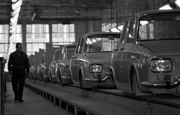 Още през 1962 се водят първите преговори с Renault, а през 1963 идва първата оферта на французите - за производство на Renault 4 и 4L от готови комплекти, но с до 30% български части. Мудната бюрокрация от българска страна проточва подписването на договора чак до 1966, но това носи и полза - моделите са заменени с далеч по-модерните Renault 8 и Renault 10. Първоначалната идея е да се построи фабрика в Червен бряг, но после локацията е преместена в Пловдив. Докато заводът се строи (само оборудването и поточните линии са на стойност 15 млн. долара, огромна сума за онова време), във военните заводи в Казанлък се сглобяват първите пилотни бройки, демонстрирани гордо на Пловдивския панаир. 
НА СНИМКАТА: поточната линия за Булгаррено 10