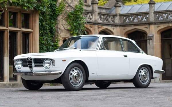 Румъния се вдъхновява от българския пример и също започва да търси партньори от Запад. През 1965 в Букурещ са поканени представители на няколко големи компании. Alfa Romeo предлага на румънците Giulia, Fiat - поостарeлия вече 1100, Peugeot - евтиното 204, британската BMС агитира Чаушеску да избере Mini, а Renault предлага вече даденото на българите Renault 10. Румънският диктатор не е запленен от последната идея, но после французите му изпращат единия прототип на чисто новото Renault 12, за да го тества лично. Чаушеску е очарован и разваля в крачка вече постигнатата договорка с Alfa Romeo (всъщност неговият министър на външните работи вече е в Милано за подписване на договора с италианците и се оказва в твърде неловка позиция). 
