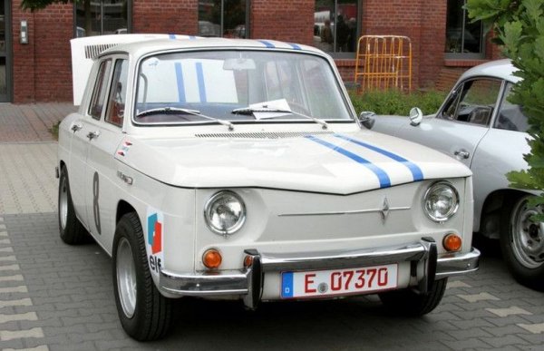 Но идеята на българите далеч не е само да задоволяват вътрешните нужди от леки автомобили, които по онова време все още не са чак толкова големи. Идеята е колите да се изнасят срещу конвертируема валута. Над 500 бройки са експортирани в Югославия, 300 - в Австрия, и неустановено количество - към държави от арабския свят. Между другото едно от предлаганите политкоректни обяснения за внезапното спиране на Bulgarrenault бе, че французите негодували срещу този "нелегален" износ, който разглеждали като нелоялно нарушение на договора. Инженери от "Булет" обаче категорично настояват, че в това няма истина. Договорът с Renault не само позволява на българската страна да изнася автомобили, но и включва контрол на качеството от френски инженери преди износа. 
НА СНИМКАТА: Bulgarrenault 8, собственост на германски колекционер
