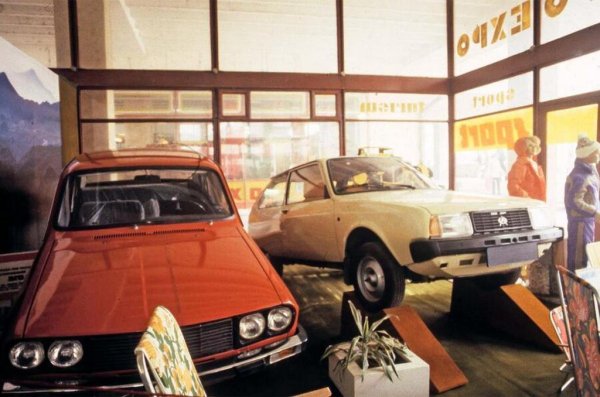 През 1969 най-после се сбъдва мечтата на Никулае Чаушеску - в Миовени започва да се прави Renault 12 под името Dacia 1300. Първоначално румънските части са около 30%, но към края на 70-те години са вече почти 100%. За разлика от Bulgarrenault, чието качество получава само хвалби, румънското Renault не е чак дотам надеждно. Но въпреки това успехът му е огромен и Чаушеску поисква от французите да добавят и още един, по-компактен модел - явно е хвърлил около на новото Renault 5. Френската компания обаче отказва по някаква причина и затова румънците се свързват със Citroen, построяват нов завод в Крайова и започва да правят там Oltcit, базиран на Citroen Visa и GSA. Днес заводът в Крайова прави модели и двигатели за Ford. 
НА СНИМКАТА: Dacia 1300 и Oltcit в салона на британски дилър
