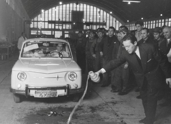 Междувременно българското производство, започнало толкова обещаващо и при видим международен интерес, най-неочаквано... приключва през 1970. Точната причина да се загърби многомилионната инвестиция никога не е назовавана гласно. Съвременните български медии като папагали повтарят една градска легенда как Леонид Брежнев видял Bulgarrenault 10 на една изложба в Соколники и процедил, че не бивало съветските хора "да се дразнят" по този начин. Но всъщност не ни е нужна някаква предполагаема гневна реакция на Първия, за да разберем защо Москва саботира всякаква автомобилна конкуренция в Източния блок. СССР има също толкова отчаяна нужда от конвертируема валута като сателитите си в СИВ. И тъкмо започва да си я доставя по "българската схема" - като сглобява с евтин труд западни модели и ги препродава по света. Само че моделът не е Renault, а Fiat 124, прекръстен на ВАЗ, Жигули или Лада, според пазара. Българските промишлени ръководители не са единствените, отстъпили под натиска. По подобен начин са спрени амбициозни проекти за износ и на Skoda, и на Wartburg, и на FSO в Полша. 
