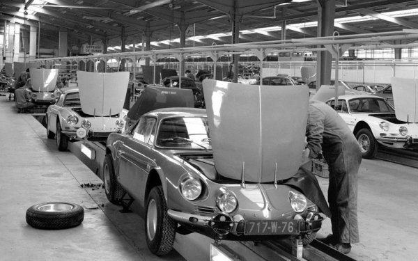 Преди да бъде ликвидирано скоропостижно, предприятието в Пловдив успява да произведе и една далеч по-интересна кола: Булгаралпин, българската версия на Alpine A110. За целта основателят на Alpine Жан Ределе е поканен в София, след това са откупени лицензът за автомобила, както и технологична линия за производство на панелите от фибростъкло (срещу 8 млн. френски франка). Ределе изпраща пробно няколко от своите двигатели с обем 1000 куб. см, които са монтирани в Bulgarrenault 8. С едно от тях Илия Чубриков печели рали "Трансбалкания". В края на 1967 са сглобени и първите бройки от Bulgaralpine, предназначено най-вече за българските автомобилни състезатели (само шепа бройки се озовават в частни ръце, например на режисьора Васил Мирчев. Официалната цена е 8200 лева, но предлагане няма). Дори самият Чубриков, натоварен да ръководи производството, не бе сигурен колко точно автомобила са сглобени - различните източници цитират между 60 и 120. 

