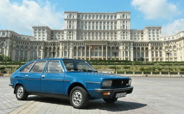 Dacia 1300 може и да е добра за обикновените румънци, но се струва твърде мудна на любимия им ръководител. Специално за Чаушеску и други тежки номенклатурчици е купен ограничен лиценз за Renault 20, и на негова база се произвежда много рядката Dacia 2000, с двигател с работен обем 2.2 литра и 115 конски сили максимална мощност. 
Иначе Никулае Чаушеску посрещаше колегите си държавни главни в проектиран под личните му указания брониран всъдеход ARO 304. Една бройка дори бе подарена на Живков и днес е част от колекцията на Национална служба Охрана.