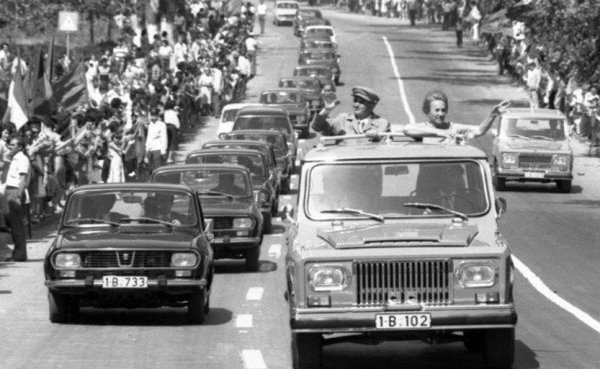 Чаушеску маха на народа от модифицирания под негово ръководство ARO 304