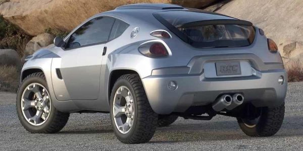 Под екстремната каросерия, вдъхновена от рали Париж-Дакар, се намират агрегати от Toyota RAV4, включително трансмисия със задвижване на четирите колела. Интериорът е максимално минималистичен: лостът за превключване на предавките е поставен на централната конзола, а до него има три ярки бутона, сякаш взети от аркаден автомат.
