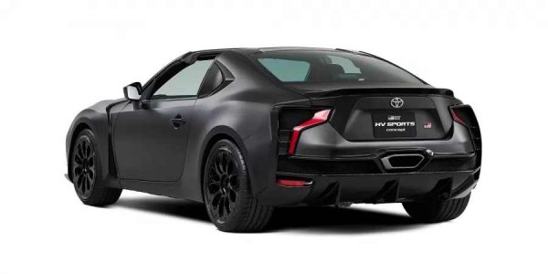 Задвижването е хибридно, а най-любопитният елемент е трансмисията: автоматична, която с натискане на бутон се превръща в нещо като шестстепенна ръчна. Педал на съединителя отсъства, но пък предавките се избират ръчно.
