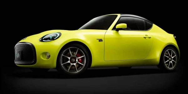 Една от най-обичаните концепции на Toyota сред феновете. Заобленият ѝ, почти карикатурен дизайн, крие доста сериозни спортни амбиции. Въпреки че компанията не разкрива какъв двигател е използван, знае се, че той е разположен отпред, но зад предния мост, заради идеалното разпределение на теглото. Задвижването е задно.
