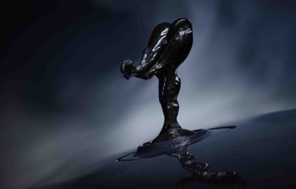 Мрачният "Духът на екстаза" дебютира през 2016 година при моделите Wraith и Dawn във вариант Black Badge, което означава боядисването на всички хромирани елементи в черно. Съвременните тенденции едва ли биха се харесали на господата Ролс и Ройс, но пък компанията им се стреми да угоди на всички желания на клиентите.