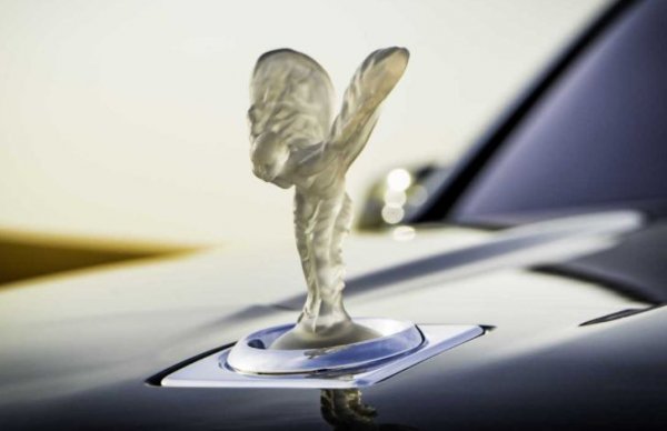 Настоящата забрана, издадена от ЕС, наистина звучи безумно (от Rolls-Royce нарекоха чиновниците "тъпаци"), но не е първата в историята на превърналата се в легенда фигурка. През 70-те години на миналия век някои държави забраняват нейното използване от съображения за безопасност. В Швейцария, например, дават на клиента "Духът на екстаза" отделно от автомобила.