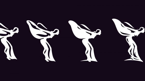 Детайлите на фигурката се променят през цялата история на емблемата. Например, първоначално тя е с поставен пред устните си палец, но след това скулпторът премахва този жест. През 1934 година Сайкс създава за модела Sports Saloon "Летящата лейди", която е на коляно, като тази версия на фигурката се появява и на моделите от Silver Wraith и Silver Dawn през 50-те години.

Впрочем, госпожа Торнтън също е успява да оцени работата на създателя на статуетката, тъй като през 1915 година тя загива на борда на круизния лайнер "Персия", който е потопен от германска подводница край бреговете на остров Крит.