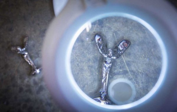 До 1939 година всяка една фигурка за автомобилите на Rolls-Royce е направена на ръка лично от Чарлз Сайкс и от дъщеря му Жозефина. По това време височината на статуетката е 17,78 см, докато днешните размери са далеч по-компактни - 7,62 см.