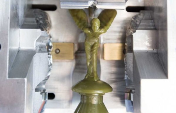 В наши дни "Духът на екстаза" се произвежда във фабриката в Саутхемптън, като процесът е същият, който са използвали Сайкс и дъщеря му. Първо се излива матрица от восък, която е идеално оформена с помощта на тънко острие. След това се прави отливка от неръждаема стомана, а процесът приключва с полиране и изпращане на фигурката в завода на Rolls-Royce в Гудууд.