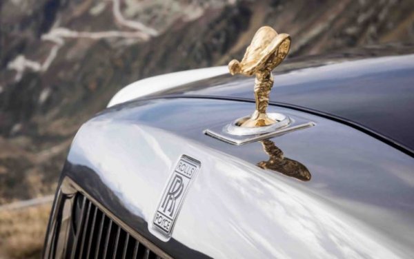 Тъй като повечето клиенти на марката са направо побъркани на тема персонализация на своите автомобили, компанията е принудена за създаде специален отдел с името Bespoke Rolls-Royce. Там се доработва и "Духът на екстаза", като фигурката може да бъде покрита със сребро, с 24-каратово злато или със скъпоценни камъни. Най-скъпата статуетка е направена през 2011 година, като струва 250 000 долара.