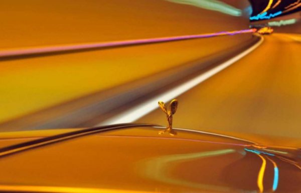 Не е изненадващо, че малката статуетка е мечта на много крадци и на други ловци на сувенири. В компанията са готови за това и взимат мерки, като първоначално в основата на фигурката е монтирана пружина, която я прибира при най-малък осезаем контакт. При сегашните лимузини статуетката се "скрива", щом вратите на автомобила блокират.