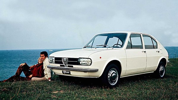 Произведен в новата фабрика на Alfa Romeo в Помиляно д'Арко, известно време този модел беше най-популярният в историята на марката над 1 милион произведени бройки. От механична гледна точка седанът се характеризираше с предно задвижване, 4-цилиндрови двигатели “боксер“, дискови спирачки на всички колела и схема на окачване, която включваше предна и задна твърда ос. Проблемът на Alfasud обаче бяха многото технически дефекти, които го тормозеха по време на жизнения му цикъл.