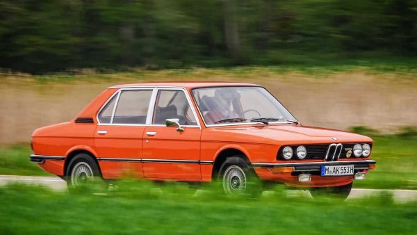 Като цяло 1972 г. беше една от най-интересните автомобилни години. След цяло десетилетие BMW замени моделите с 4 врати на Neue Klasse с това, което ще стане първата 5-Series. С Е12 започва новата система за именуване, която все още се използва от баварския производител &ndash; три цифри, като първата покацва сегментът, другите две &ndash; обемът в кубически сантиметри. Под капака може да се монтират 6-цилиндрови карбураторни двигатели от 2,5 и 2,8 литра с мощност съответно 145 и 165 к.с. Моделът имаше голям успех, като за деветте години на производство са продадени над 720 000 екземпляра. 