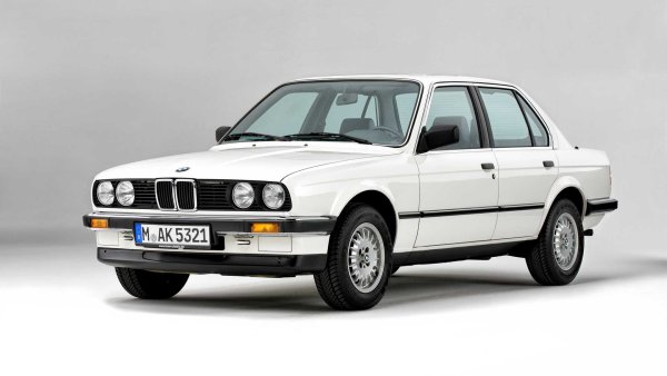 Това е най-известното и желано поколение на BMW 3-Series. Лансирано на пазара в края на 1982 г., от E30 са произведени над 2,3 милиона бройки за 12-години. В допълнение към &bdquo;вечния&rdquo; дизайн, наличието на множество варианти на каросерията (с две врати, четири врати, комби и кабриолет) и двигатели (4- и 6-цилиндрови бензинови и дизелови) също допринесе за успеха на автомобила. 