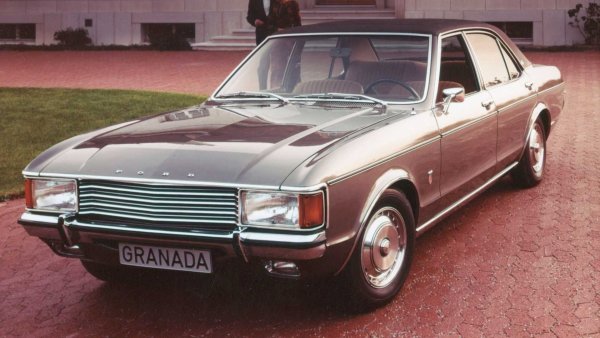 Да се върнем към 1972 г. Представянето на Ford Granada представлява поредната  стъпка към обединението на британския и германския клон на американския автомобилен производител. Моделът заменя съответно Zodiac в Обединеното кралство и версиите 20M, 23M и 26M на Taunus в Западна Германия. Предлага се във варианти с две, четири врати, комби и купе, като е е оборудван с V4 и V6 двигатели с работен обем от 1,7 до 3,0 литра, развиващи мощност от 75 до 138 к.с. От механична гледна точка, Ford Granada предлага задно задвижване, независимо окачване на задната ок, предни дискови и задни барабанни спирачки. 