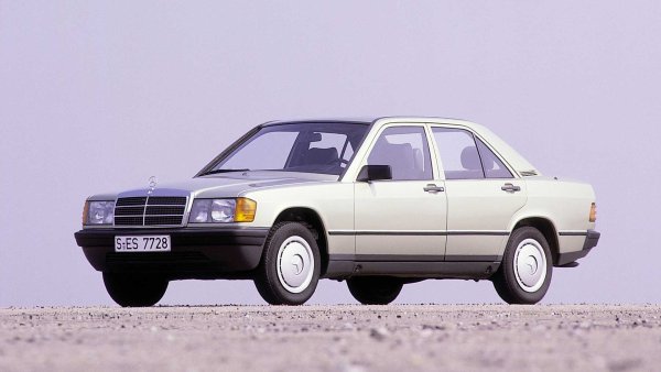 Представен в края на 1982 г., Mercedes 190 бележи за първи път навлизането на немския производител в сегмент, който е по-нисък от обичайните за марката. Това е и причината, поради която седанът с 4 врати, проектиран от Бруно Сако, получава прякора &bdquo;Baby Benz&ldquo;. Моделът всъщност е много иновативен от техническа гледна точка, благодарение на въвеждането на многозвенното задно окачване.

Спортните версии Evo, развиващи до 235 к.с., бързо печелят сърцата на феновете, като стават основа за състезателните коли, участващи в шампионата на Германия за туристически автомобила (DTM). До 1993 г. са произведени 1,9 млн бройки от модела 190.