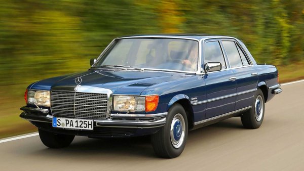 Серията W116 се счита за първата S-Class, произведена в историята на марката. Разработена през 1966 г., колата дебютира в окончателния си вид едва осем години по-късно и се характеризира с голямото внимание, отделено на комфорта и пасивната безопасност на водача и пътниците. Това е първият сериен модел, който получава ABS (системата е налична като опция), като това става през 1978 г. Малко преди това излиза версията 450 SEL 6.9. При нея мощният 7,0-литров V8 двигател доставя 286 к.с. и позволява максимална скорост от 225 км/ч.