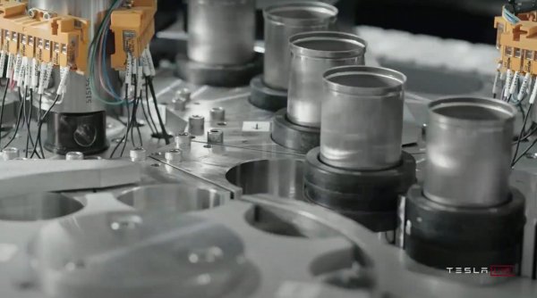 Вместо принципно нов вид батерии, както се очакваше, Мъск представи план как да направи производството на сегашните по-ефективно и евтино. "Това бе по-скоро "Ден на производството", а не "Ден на батериите", коментира Шашанк Срипад, учен в областта на батериите в университета Carnegie Mellon. Според него анонсираните амбиции за създаване на батерии с по-големи клетки и без сегашния модулен дизайн са просто "инженерни предизвикателства". 
