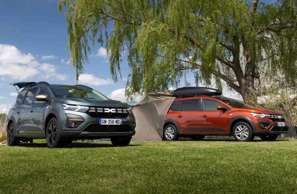 Произлизащ от Sandero, Dacia Jogger е комби, но има и елементи на MPV (предлага се със 7 места) и кросоувър елементи (пътен просвет и пластмасови защити). Купето се фокусира върху практичността благодарение на многобройните и просторни отделения за съхранение, които улесняват живота на борда.