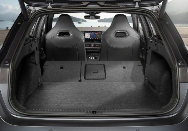 Размери: 464/180/148 см

Багажник: 620/1600 литра

Двигатели: бензинови 1.5 116 к.с. и 1.5 150 к.с., MHEV 1.5 116 к.с. и 150 к.с., дизел 2.0 116 к.с. и 2.0 150 к.с.

Цена: от 28 000 евро

