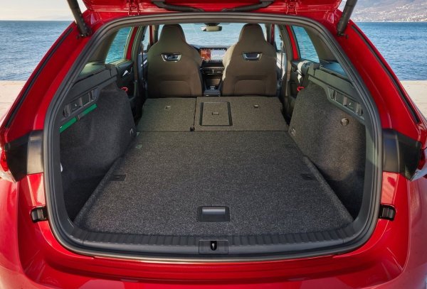 Размери: 470/183/147 см

Багажник: 640/1700 литра

Двигатели: бензинови 1.5 116 к.с. и 1.5 150 к.с., MHEV 1.5 116 к.с. и 150 к.с., дизел 2.0 116 к.с. и 2.0 150 к.с.

Цена: от 25 190 евро
