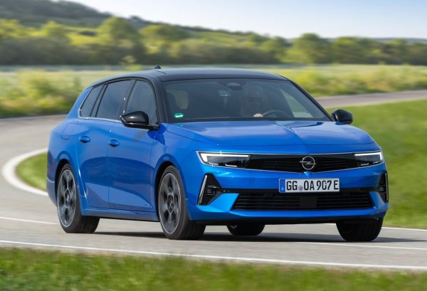 Комбито получава механиката на седана, като има 100% електрически и plug-in, но те струват повече от 35 000 евро. Германският модел от групата Stellantis предлага достатъчно място както за хора, така и за багаж и се предлага и с дизелов двигател, който е все по-рядък в компактните сегменти.