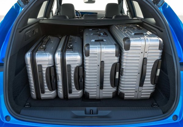 Размери: 464/186/148 см

Багажник: 598/1 635 литра

Двигатели: бензин 1.2 131 к.с., MHEV 1.2 145 к.с., дизел 1.5 131 к.с.

Цена: от 25 000 евро
