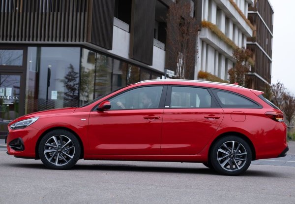 Комбито има по-модерен външен вид и оборудване, особено в купето, където няма недостиг на място за хора. Практичността на багажника се подобрява от двойното дъно и мрежите за задържане на товара.