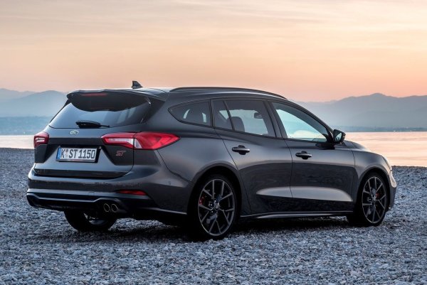 Заедно с 5-вратия седан, комбито Ford Focus Wagon също ще бъде спряно от производство до края на годината. Следователно, заинтересованите нямат много време да си купят автомобила, който впечатлява с просторния си багажник и светъл интериор.