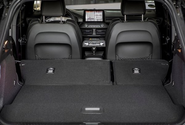 Размери: 460/181/154 см

Багажник: 479/1367 литра

Двигатели: бензинов 1.0 MHEV 125 и 155 к.с., дизел 1.5 115 к.с.

Цена: от 25 850 евро
