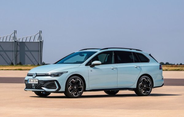 С 35 см повече дължина от Golf-а с 5 врати, Volkswagen Golf Variant печели много повече място в багажника, а също и за удобство на пътниците отзад, запазвайки качеството, с което световният бестселър на германската марка ни е свикнал.