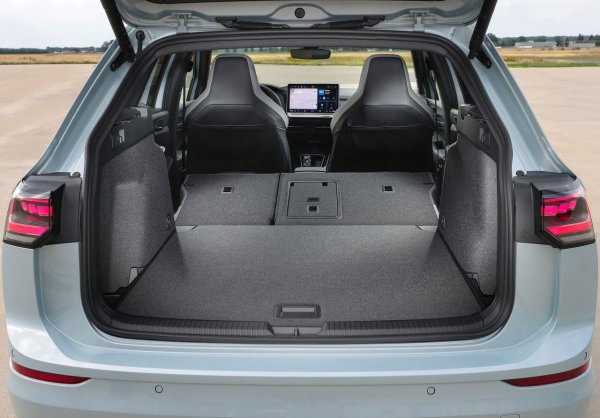 Размери: 464/185/146 см

Багажник: 608/1634 литра

Двигатели: МHEV 1.2 145 к.с., дизел 1.5 131 к.с.

Цена: от 28 000 евро
