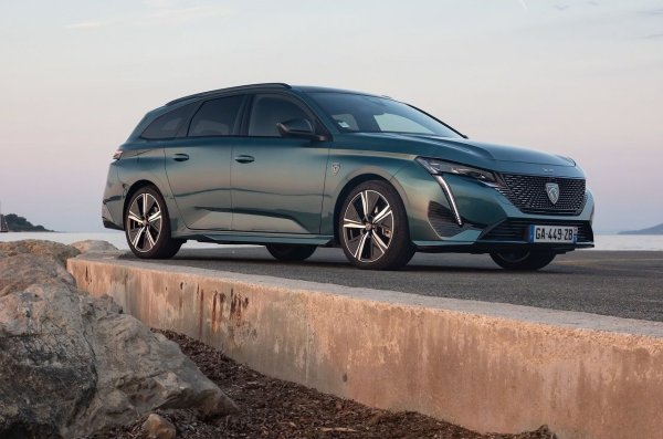 Характеризиращ се с агресивен стил, Peugeot 308 SW има добре завършен багажник. Много аксесоари се предлагат стандартно или като опция, които правят отделението по-практично, включително накланящият се диван в три секции, подът, който може да бъде разположен на две височини, и електрическата задна врата.