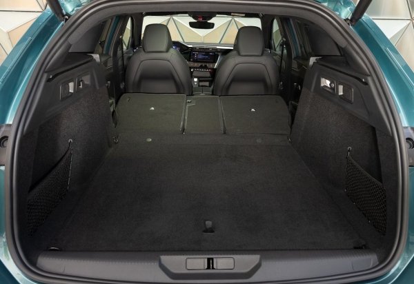 Размери: 464/185/148 см

Багажник: 608/1634 литра

Двигатели: МHEV 1.2 145 к.с., дизел 1.5 131 к.с.

Цена: от 28 000 евро
