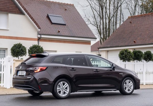 Тези, които търсят пълен хибриден автомобил сред комбитата с ограничен бюджет, могат да изберат Suzuki Swace, който не е нищо повече от Toyota Corolla Touring Sports с различно лого: имате същата хибридна система като по-известната й сестра, губите някои възможности за персонализиране, но цената е по-ниска.