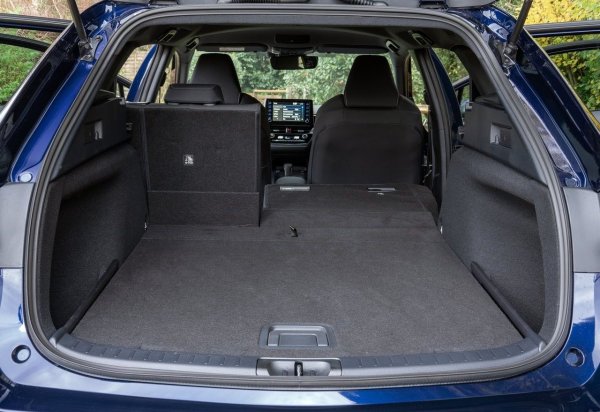 Размери: 466/179/146 см

Багажник: 596/1606 литра

Двигатели: HEV 1.8 140 к.с.

Цена: от 34 000 евро
