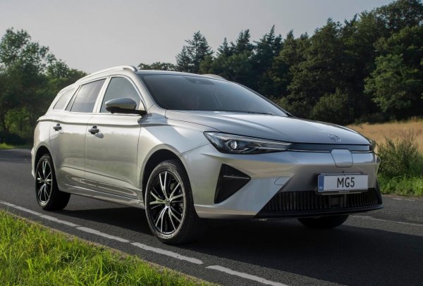 Сред комбитата има и електрически автомобил за по-малко от 35 000 евро: това е MG 5. Тя също се готви да напусне италианските фондови пазари. Ако купето е доста просторно и модерно, багажникът е доста приглушен, а не на нивата на други автомобили с вътрешно горене с подобен размер.