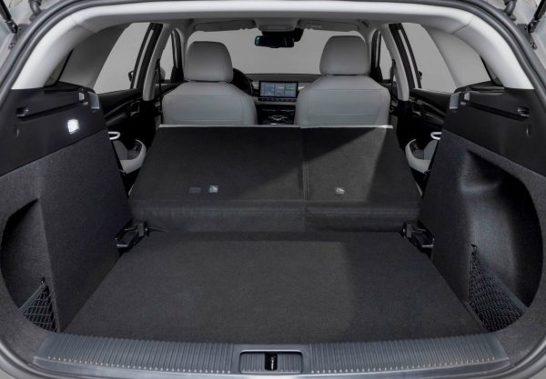 Размери: 467/185/149 см

Багажник: 635/1653 литра

Двигател: Електрически, 156 к.с.

Цена: от 34 490 евро
