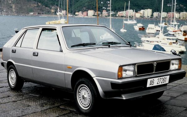 Дизайнът на този компактен хечбек е поверен на самия Джорджето Джуджаро, създателя на Volkswagen Golf и Fiat Panda. Готовият автомобил (Tipo 831) е представен във Франкфурт през 1979 и идната пролет печели титлата Европейски автомобил на годината.  
Оригиналната Delta ползва двигателите от Fiat Ritmo, но с увеличена до 85 конски сили мощност. Върховата версия получава 3-степенен автоматик и тапицерия, проектирана от Ерменеджилдо Дзеня. Но въпреки това продажбите не са сензационни - едва около 40 000 бройки през 1980. 
