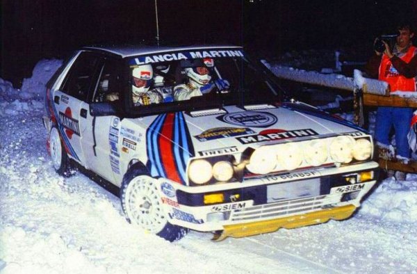 HF 4WD ползва и някои решения от Delta S4, разбира се. Тя има отворен преден диференциал и Torsen отзад, а ги свързва централен диференциал Ferguson с вискомуфа. Двигателят с работен обем 1995 куб. см произвежда 165 конски сили благодарение на турбокомпресора Garrett T2. Ускорението от 0 до 100 км/ч отнема само 6.4 секунди.
Колата все още не е идеална: калниците ограничават размерите на гумите и на спирачките, ходът на окачването е малък, обслужването е трудно заради напречния двигател и малките размери. 
Но конкурентите са доста по-назад: на Mazda 323 и Ford Sierra XR4x4 не им достига мощност, а Ford Sierra RS Cosworth, BMW M3, Opel Kadett GSi и Renault 11 Turbo нямат 4х4 задвижване. В дебютния си сезон Delta HF 4WD печели осем от 11 старта и титлата при пилотите за Юха Канкунен (макар че в края на сезона финландецът, недоволен от явното фаворизиране на италианския му съотборник Мики Биазион, напуска). 
