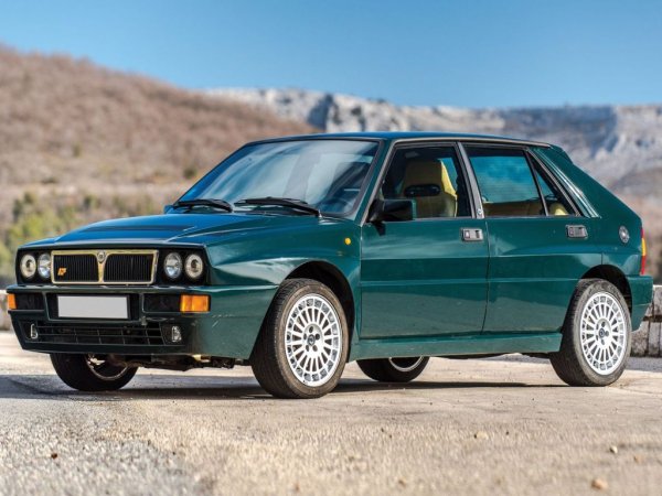 Обикновено хомологирането е свързано с ядове за производителите - задължителните 5000 "цивилни" бройки от състезателната кола се продават трудно. Но не и с Delta Integrale. Още първите две версии пласират над 15 000 екземпляра - тройно над изискваното. Общо от четирите вариации са произведени 44 296 автомобила. 
