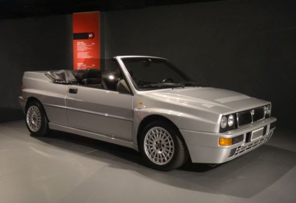 На базата на Evoluzione италианците създават и 12 специални издания, в тиражи между една дузина и 200 бройки. Освен тях има и няколко наистина уникални Delta Integrale - като например кабрио версията, създадена в една бройка за самия Джани Аниели (на снимката), или уникалната Viola Evo 3 с 250 конски сили. 
