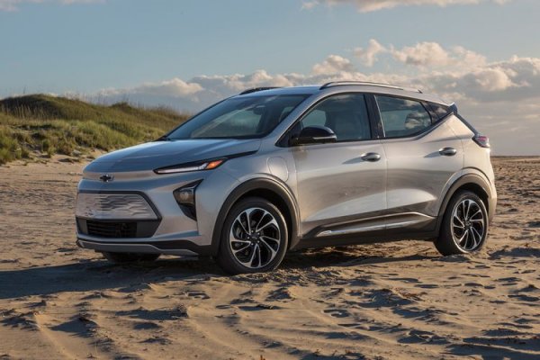 Това е изцяло електрически SUV, чиято начална цена ще бъде 33 000 долара (за САЩ). Chevrolet ще предлага 8-годишна гаранция на батерия, което е два пъти повече от това, което Volvo дава за акумулаторите на своя C40 Recharge. Освен това, Bolt е оборудван със система за зареждане с 3 скорости при различна мощност на терминала.