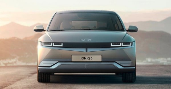 Hyundai Ioniq 5 е компактен SUV с електрическо захранване, който се предлага както със задно предаване, така и със задвижване на четирите колела. При вторият вариант мощността е 320 к.с., като ускорението от 0 до 100 км/ч отнема 5,2 секунди. Версията със задно предаване развива 225 к.с. и вдига 100 км/ч от място за 7,4 секунди. Корейският кросоувър ще може да се зарежда от 5 до 80 процента само за 18 минути.